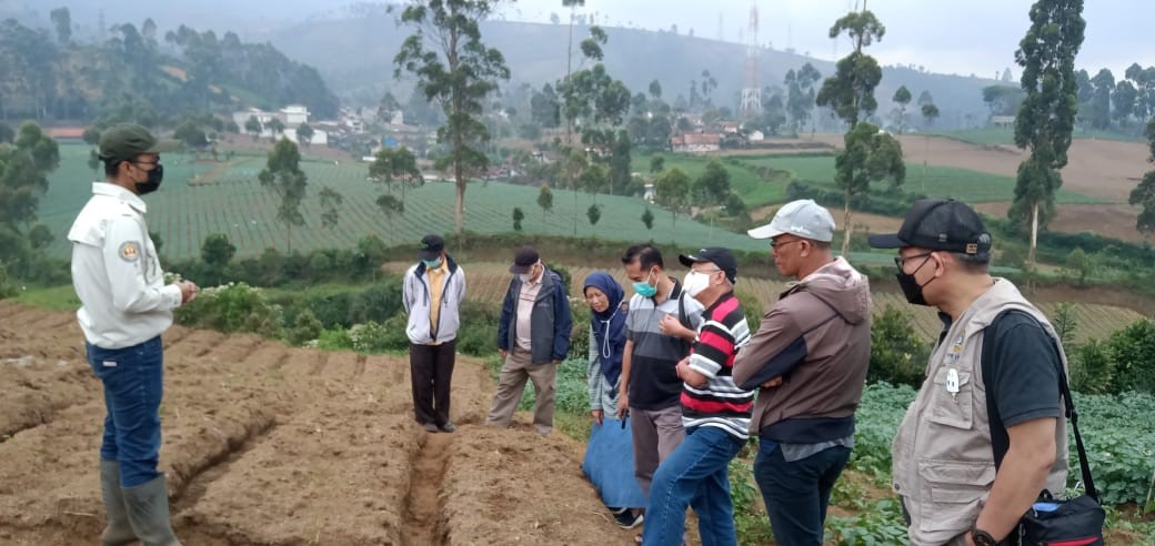 LECTURERS OF BIOLOGY DEPARTMENT PROVIDES GUIDANCE AND ASSISTANCE TO HORTICULTURAL FARMERS IN BANDUNG